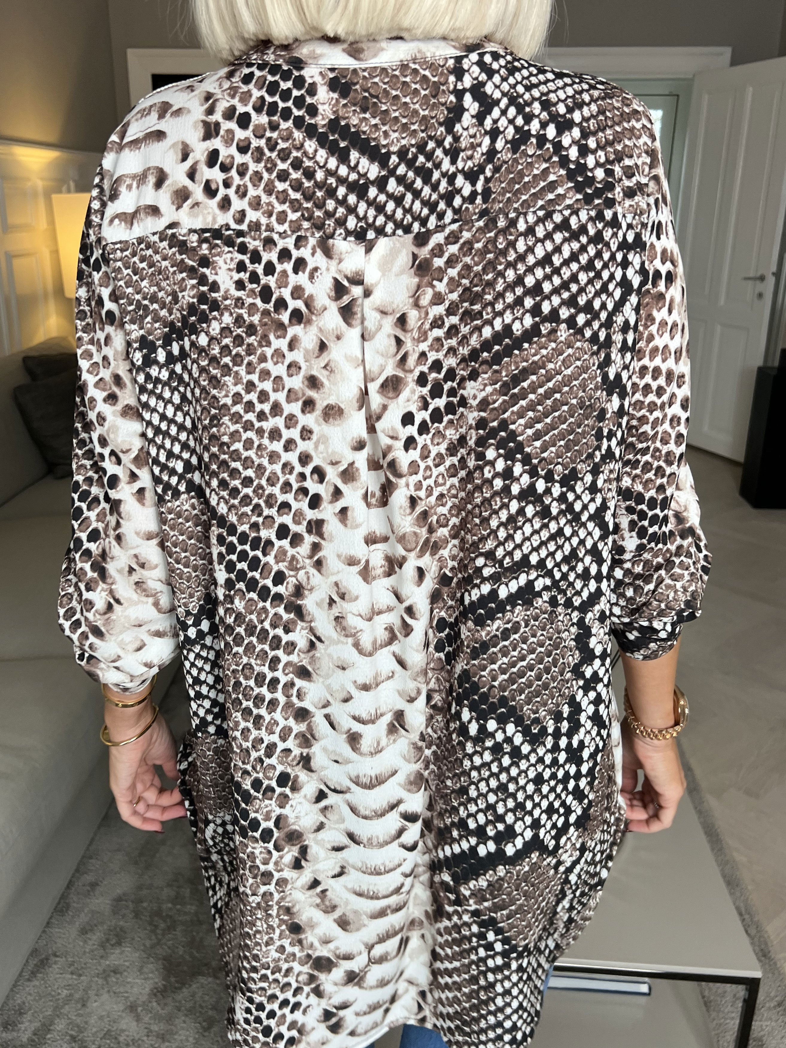 Vanesa Snake - Lätt och söt blus med ormtryck